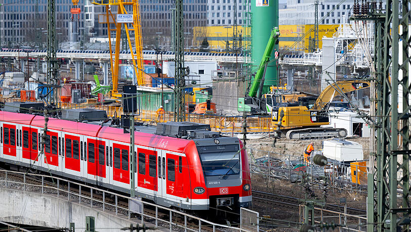 Ein Zug der S-Bahn München fährt in der Nähe der Donnersbergerbrücke an der Baustelle der zweiten S-Bahn-Stammstrecke entlang. Baustellen sind nur ein Grund für die vielen Verspätungen.