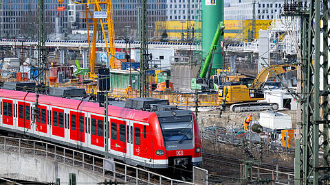 Ein Zug der S-Bahn München fährt in der Nähe der Donnersbergerbrücke an der Baustelle der zweiten S-Bahn-Stammstrecke entlang. Baustellen sind nur ein Grund für die vielen Verspätungen.