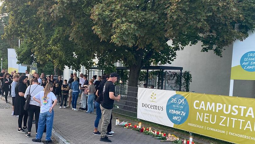 Menschen gedenken der zwei Toten in Neu Zittau. Menschen gedenken der zwei Toten in Neu Zittau.