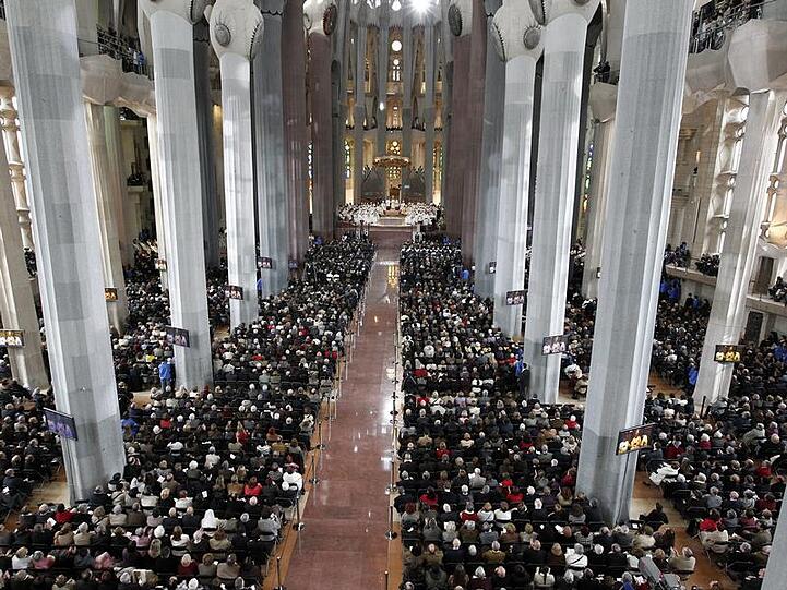 Der Papst feiert die Heilige Messe in der Sagrada Familia.