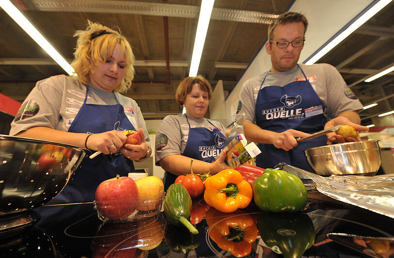 Mona, Barbara und Alex in einer Show-Küche bei Küchen Quelle: Gesundes wie Obst und Pute standen auf dem Speiseplan.