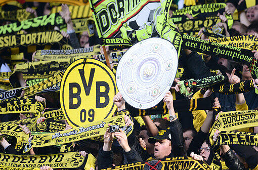 Borussia Dortmund hat es am Samstag perfekt gemacht. Der BVB ist zum achten Mal Deutscher Meister. So feiern die Fans die vorzeitige Titelentscheidung.