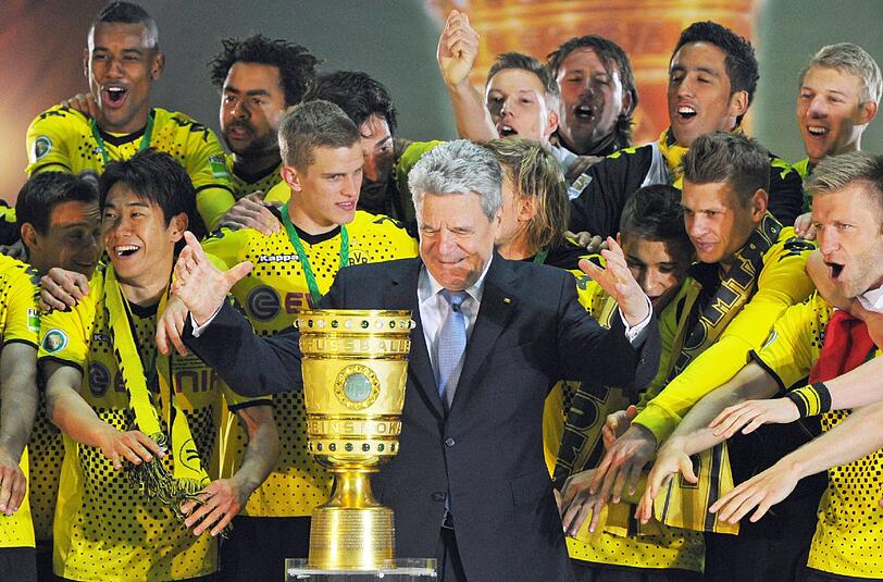 Mit dem 5:2 im Pokal-Finale am 12. Mai fügt der BVB den Bayern die dritte Schmach in einer Saison zu und feiert das Double mit Bundespräsident Joachim Gauck.