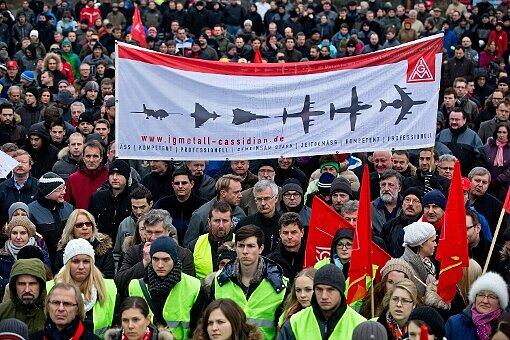 Beschäftigte von Cassidian, einer Tochtergesellschaft des Luft- und Raumfahrtkonzerns EADS, protestieren am 28.11.2013 vor dem Werk in Manching (Bayern) gegen einen geplanten Stellenabbau.