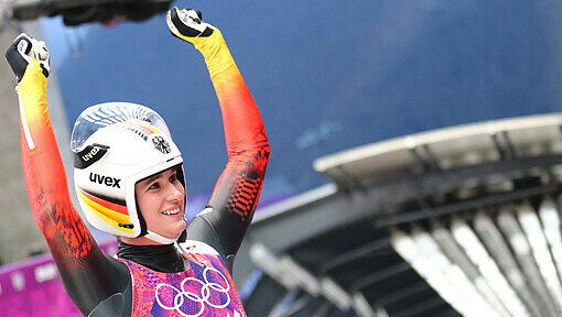 Natalie Geisenberger gewinnt auch den 3. lauf im Eiskanal von Sotschi und ist weiter auf Goldkurs. Natalie Geisenberger gewinnt auch den 3. lauf im Eiskanal von Sotschi und ist weiter auf Goldkurs.