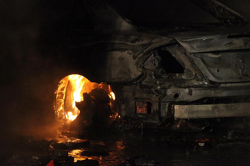 Das Auto völlig zerstört, die Garage in Vollbrand: In Waldkraiburg ist ein Carport abgebrannt. Die Bilder vom spektakulären Feuerwehreinsatz.
