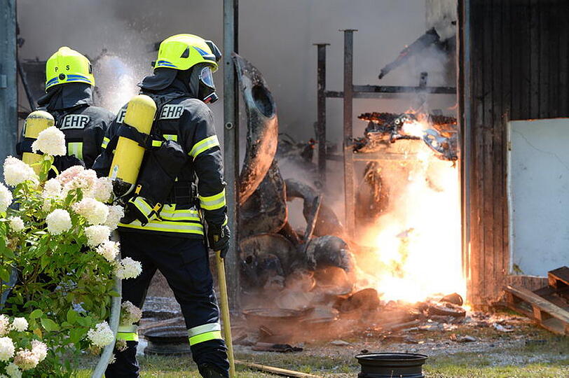 Bei Siegsdorf im Landkreis Traunstein steht am Sonntagmittag ein Bauernhof in Flammen.