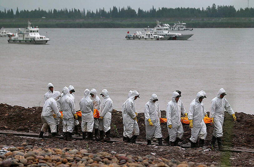 China, 1. Juni: Mit mehr als 450 Menschen an Bord sinkt bei schlechtem Wetter ein Passagierschiff auf dem Jangtse-Strom.