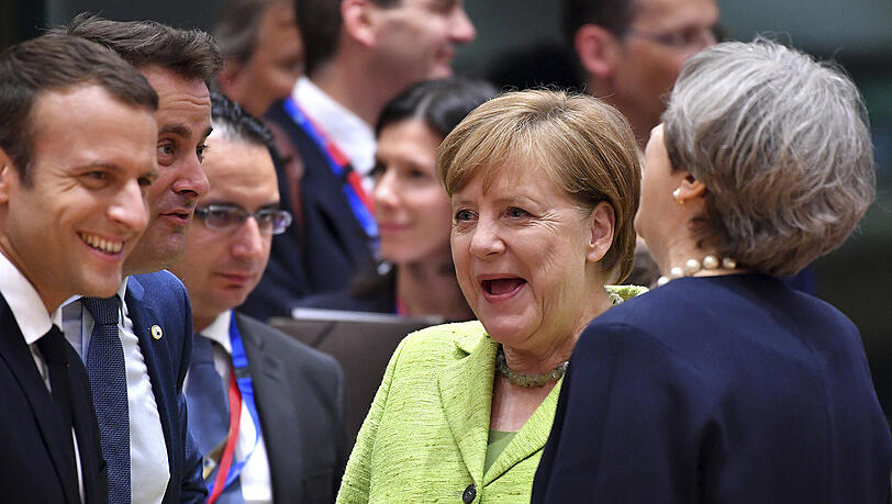 Trotz vieler Krisen gut gelaunt (vl.l.): Frankreichs Präsident Emmanuel Macron, Kanzlerin Angela Merkel und die britische Premierministerin Theresa May in Brüssel.