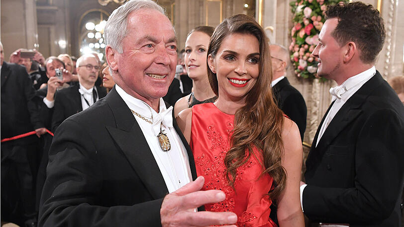 Skilegende Karl Schranz kam mit Tochter Anna Maria zum Wiener Opernball.