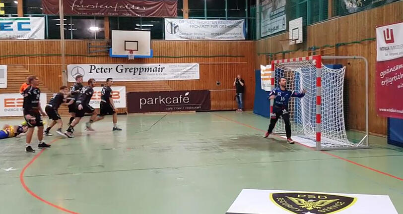 Die Szene des Spiels: Der Ball klemmt im linken Toreck.