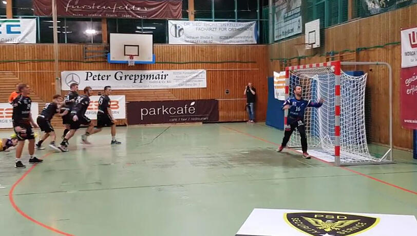 Die Szene des Spiels: Der Ball klemmt im linken Toreck. Die Szene des Spiels: Der Ball klemmt im linken Toreck.