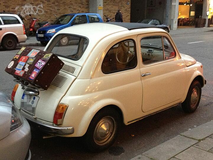 Glaubt man den Aufklebern auf dem Koffer, dann ist dieser Fiat schon viel gereist.