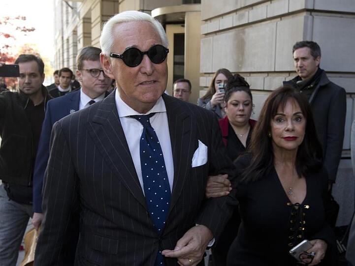 Roger Stone (l) verlässt mit seiner Frau das Bundesgericht in Washington.