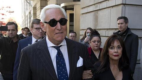 Roger Stone (l) verlässt mit seiner Frau das Bundesgericht in Washington.