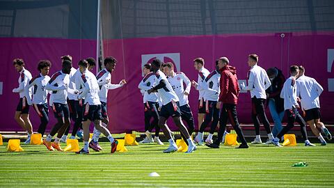 Die Spieler des FC Bayern demonstrieren beim Training vor der K.o.-Partie gegen den FC Villarreal den Zusammenhalt.