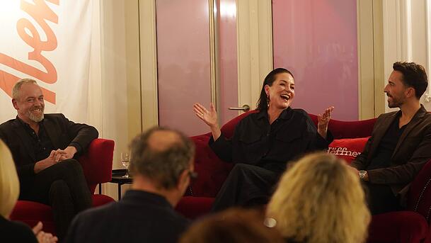 Marisa Burger im Gespräch mit AZ-Chefredakteur Michael Schilling und Steffen Trunk, AZ-Ressortleiter in der Unterhaltung.