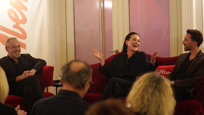 Marisa Burger im Gespräch mit AZ-Chefredakteur Michael Schilling und Steffen Trunk, AZ-Ressortleiter in der Unterhaltung. Marisa Burger im Gespräch mit AZ-Chefredakteur Michael Schilling und Steffen Trunk, AZ-Ressortleiter in der Unterhaltung.