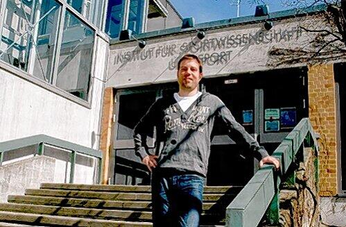 Er hat alle Befugnisse &ndash; beim Kleeblatt sowie als Sport-Dozent an der Uni Erlangen: Frank Kramer ist lieber mittendrin als nur dabei.