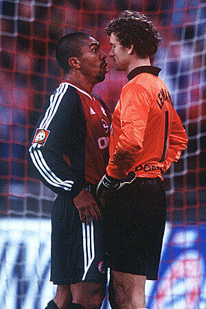 In Diensten des FC Bayern wurde Elber (hier im Disput mit Ex-Nationalkeeper Jens Lehmann) vier Mal Deutscher Meister und vier Mal DFB-Pokalsieger.