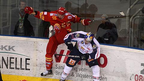 n Blake Wheelers Stammliga, der NHL, gehen die Schiedsrichter nachsichtiger mit körperlichem Spiel um als in Deutschland &ndash; hier checkt Wheeler Thomas Gödtel.
