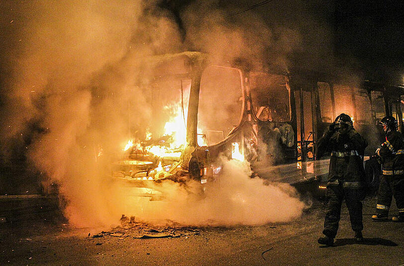 Brennende Busse in Sao Paolo nach dem WM-Aus der brasilianischen Nationalmannschaft gegen Deutschland.