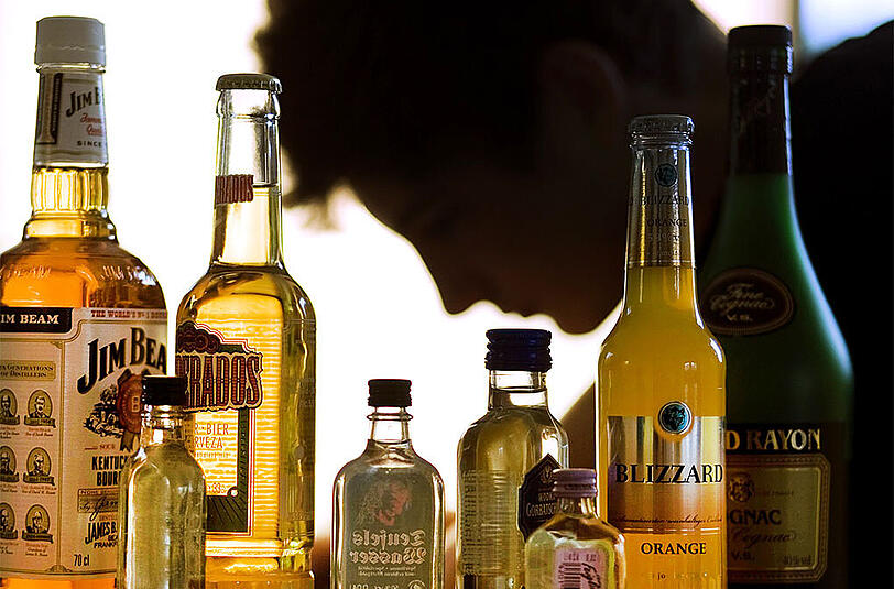 Besonders junge Männer greifen regelmäßig zu Bier, Schnaps und Wein. (Symbolbild)