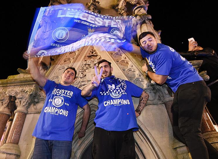 Auch bei den Fans der Foxes brachen alle Dämme. In der Innenstadt von Leicester machten sie mit schrillen Outfits, nackter Haut oder coolen Plakaten die Nacht zum Tage.