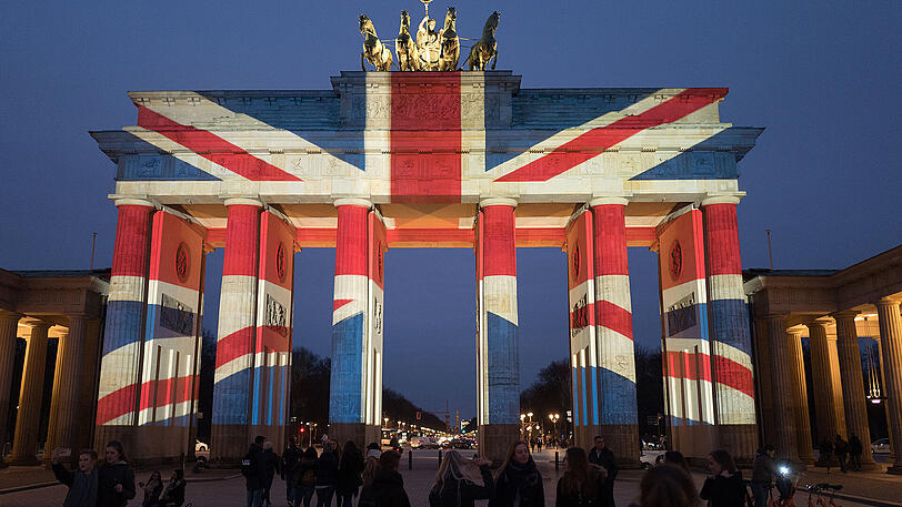 Das Brandeburger Tor erstrahlt in den britischen Farben.