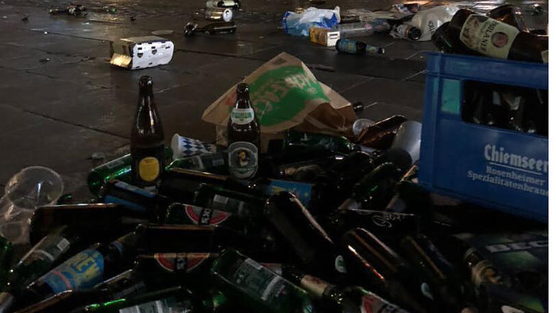 Nach einer ausgelassenen Party auf dem Marienplatz haben Celtic-Fans das "Schlachtfeld" verlassen - und sämtlichen Müll, Bierflaschen und -kästen stehen und liegen lassen.