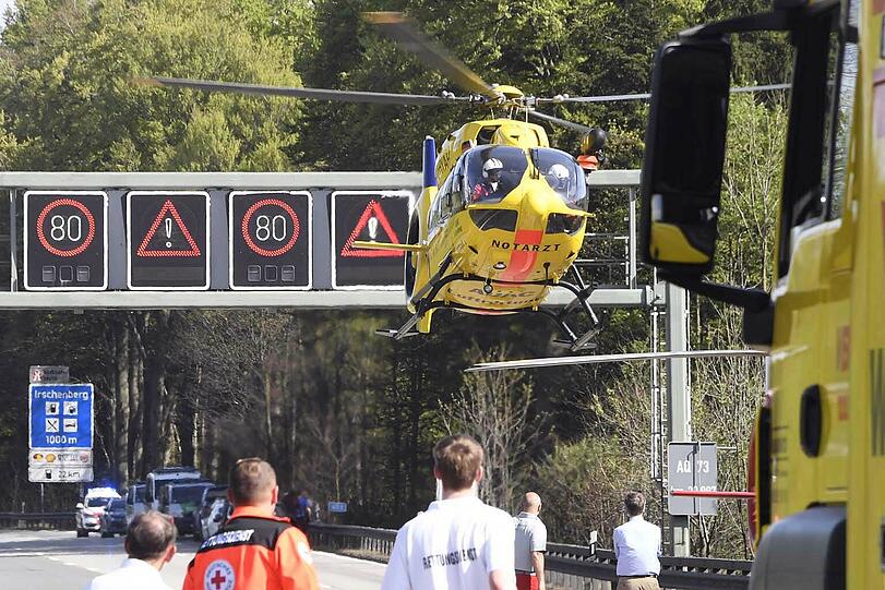 Auf der A8 am Irschenberg kam es am Donnerstag zu einem schrecklichen Unfall. Die Bilder vom Einsatz.