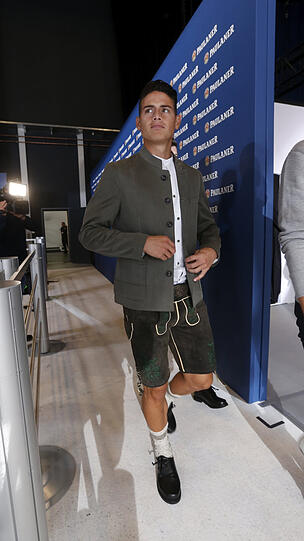 Zünftig in Lederhosen und Janker - die Bayern-Spieler beim traditionellen Wiesn-Shooting.