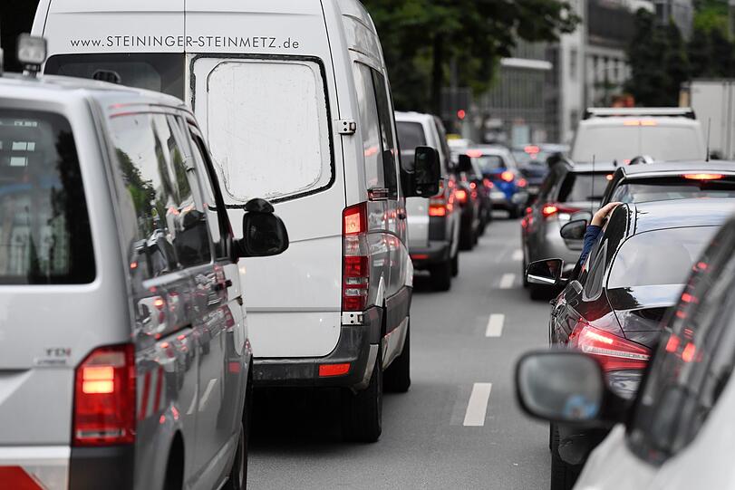 Auf den Straßen kommt es zum Teil zu zu längeren Staus.