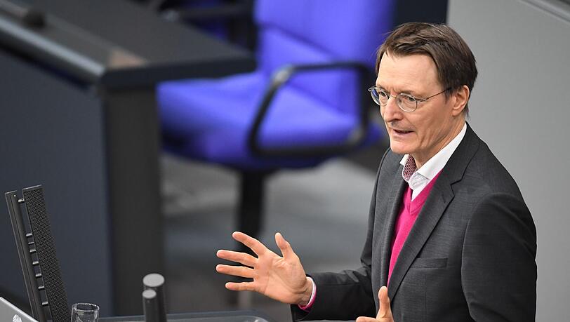 Gesundheitsminister Karl Lauterbach spricht bei der Debatte zum Gesetz zur kontrollierten Freigabe von Cannabis im Bundestag. Gesundheitsminister Karl Lauterbach spricht bei der Debatte zum Gesetz zur kontrollierten Freigabe von Cannabis im Bundestag.