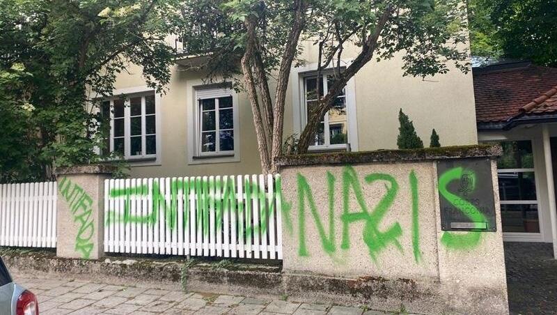 Unruhe in der Friedrich-Herschel-Straße: Nach dem Vorfall im Corpshaus wurden Zäune und Mauern beschmiert.