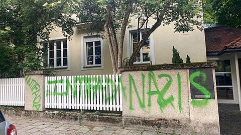 Unruhe in der Friedrich-Herschel-Straße: Nach dem Vorfall im Corpshaus wurden Zäune und Mauern beschmiert.