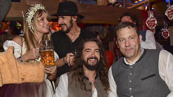 Auch Vizekanzler Lars Klingbeil ließ es sich nicht nehmen, am Tisch von Heidi Klum und Tom Kaulitz vorbeizuschauen. Auch Vizekanzler Lars Klingbeil ließ es sich nicht nehmen, am Tisch von Heidi Klum und Tom Kaulitz vorbeizuschauen.