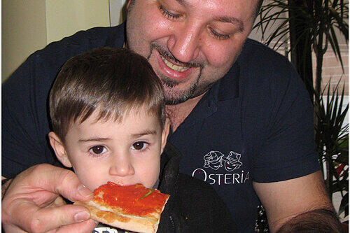 Erst 16 Monate, aber schon ein großer Fan von Papas Pizzen: Klein-Alessio mit seinem Vater Salvatore Farieri.