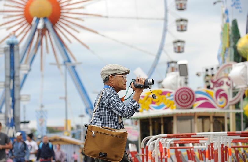 Für die Touristen ist die Wiesn natürlich eine besondere Attraktion - so etwas gibt es auf der Welt kein zweites Mal