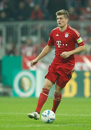 TONI KROOS: Weil Müller wegen einer Oberschenkelverhärtung fehlte auf der Zehnerposition. Zunächst lascher Ballverteiler, das 1:1 machte er entschlossen und mit viel Übersicht. Note 3
