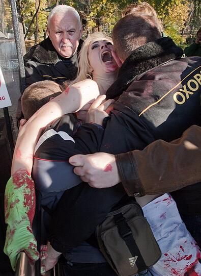 Sie sind wieder unterwegs: Die ukrainische Protestgruppe "Femen", bekannt für ihre "offenherzigen" Protestaktionen, hat wieder viel nackte Haut gezeigt - diesmal im Zoo. Mit ihrem barbusigen Protest im Zoo von Kiew wollten die Aktivistinnen am Donnerstag auf die unsachgemäße Haltung von Tieren in Käfigen aufmerksam machen - die Bilder.