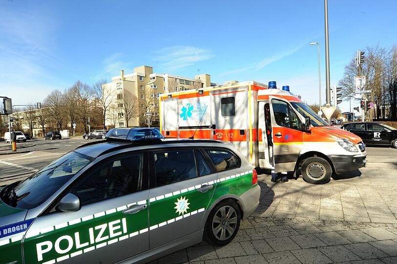 Im Rettungswagen wird die Platzwunde des Radlfahrers erstversorgt. Der hatte die Hilfe zunächst abgelehnt.