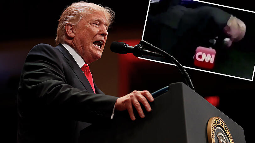 Am Boden kniend, symbolisch auf einen TV-Sender einprügelnd... das ist der Präsident der Vereinigten Staaten von Amerika.
