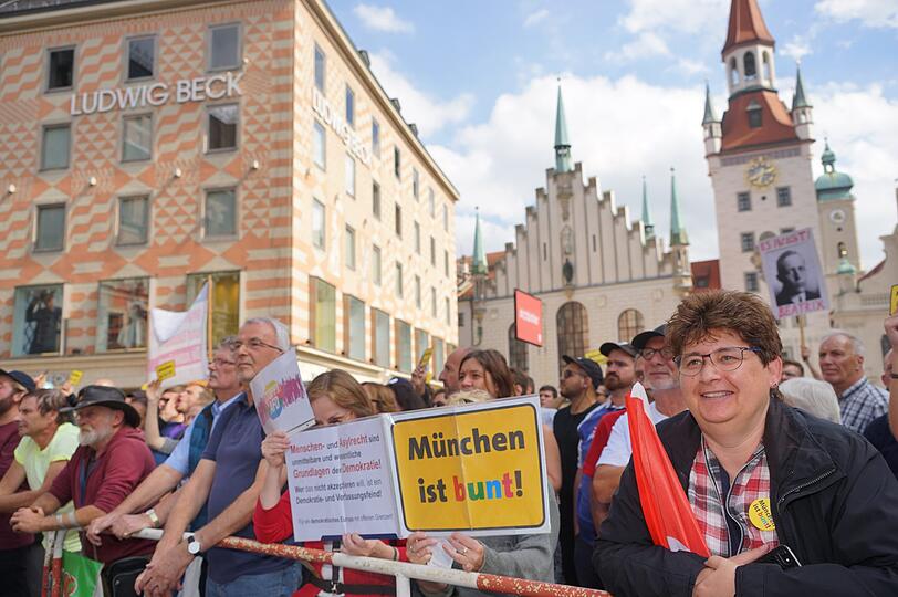 ... mit unter den Gegendemonstranten: Micky Wenngatz (re, SPD-Landtagskandidatin und Vorsitzende vom München ist bunt)...