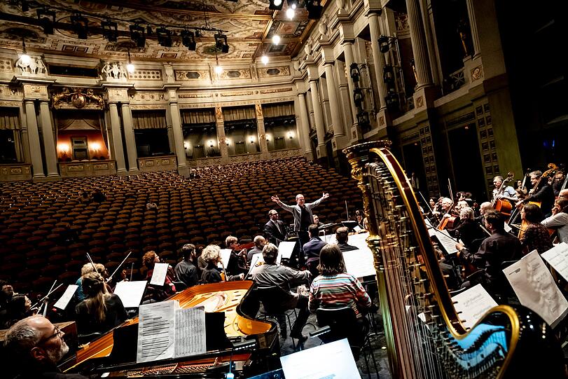 Das Gürzenich-Orchester Köln und sein Generalmusikdirektor François-Xavier Roth bei einer Probe vor dem Konzert im Prinzregententheater.