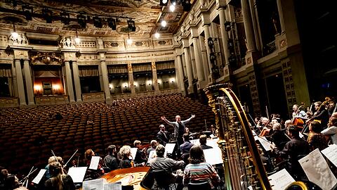 Das Gürzenich-Orchester Köln und sein Generalmusikdirektor François-Xavier Roth bei einer Probe vor dem Konzert im Prinzregententheater.