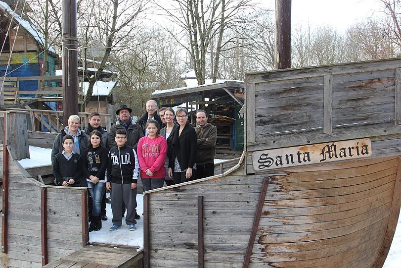 Rückenwind für die &bdquo;Santa Maria&ldquo;: Der 13 Meter lange Nachbau von Christoph Kolumbus&lsquo; Dreimaster ist eine der Attraktionen auf dem Abenteuerspielplatz ABIX im Hasenbergl. &bdquo;Hilfe für Kids&ldquo;, das Spendenprojekt des Kreisjugendring München-Stadt, fördert benachteiligte Kinder und Jugendliche in ganz München und natürlich auch hier auf dem ABIX. Dank einer Spende von 7.500 Euro von der Münchener Hypothekenbank können viele Kinder jetzt an der Spielstadt &bdquo;ABIX-Bergl&ldquo; in den Osterferien und an der Sommer-Ferienfahrt in die Fränkische Schweiz teilnehmen. Daniel Tolle, Treasury, Münchener Hypothekenbank; Dr. Patrick Wellas, Beauftragter Nachhaltigkeit, Münchener Hypothekenbank; Andreas Giebel, Schirmherr &bdquo;Hilfe für Kids&ldquo;; Bernhard Heinlein, Vorstand, Münchener Hypothekenbank; Alexandra Kozak, Leiterin Abenteuerspielplatz ABIX;  Christian Fichtl, pädagogischer Mitarbeiter Abenteuerspielplatz ABIX; Marina Lessig, Vorstandsmitglied Kreisjugendring München-Stadt; Frauke Gnadl, Projektleiterin &bdquo;Hilfe für Kids&ldquo;
