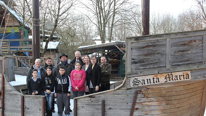 Rückenwind für die „Santa Maria“: Der 13 Meter lange Nachbau von Christoph Kolumbus‘ Dreimaster ist eine der Attraktionen auf dem Abenteuerspielplatz ABIX im Hasenbergl. „Hilfe für Kids“, das Spendenprojekt des Kreisjugendring München-Stadt, fördert benachteiligte Kinder und Jugendliche in ganz München und natürlich auch hier auf dem ABIX. Dank einer Spende von 7.500 Euro von der Münchener Hypothekenbank können viele Kinder jetzt an der Spielstadt „ABIX-Bergl“ in den Osterferien und an der Sommer-Ferienfahrt in die Fränkische Schweiz teilnehmen. Daniel Tolle, Treasury, Münchener Hypothekenbank; Dr. Patrick Wellas, Beauftragter Nachhaltigkeit, Münchener Hypothekenbank; Andreas Giebel, Schirmherr „Hilfe für Kids“; Bernhard Heinlein, Vorstand, Münchener Hypothekenbank; Alexandra Kozak, Leiterin Abenteuerspielplatz ABIX; Christian Fichtl, pädagogischer Mitarbeiter Abenteuerspielplatz ABIX; Marina Lessig, Vorstandsmitglied Kreisjugendring München-Stadt; Frauke Gnadl, Projektleiterin „Hilfe für Kids“ Rückenwind für die „Santa Maria“: Der 13 Meter lange Nachbau von Christoph Kolumbus‘ Dreimaster ist eine der Attraktionen auf dem Abenteuerspielplatz ABIX im Hasenbergl. „Hilfe für Kids“, das Spendenprojekt des Kreisjugendring München-Stadt, fördert benachteiligte Kinder und Jugendliche in ganz München und natürlich auch hier auf dem ABIX. Dank einer Spende von 7.500 Euro von der Münchener Hypothekenbank können viele Kinder jetzt an der Spielstadt „ABIX-Bergl“ in den Osterferien und an der Sommer-Ferienfahrt in die Fränkische Schweiz teilnehmen. Daniel Tolle, Treasury, Münchener Hypothekenbank; Dr. Patrick Wellas, Beauftragter Nachhaltigkeit, Münchener Hypothekenbank; Andreas Giebel, Schirmherr „Hilfe für Kids“; Bernhard Heinlein, Vorstand, Münchener Hypothekenbank; Alexandra Kozak, Leiterin Abenteuerspielplatz ABIX; Christian Fichtl, pädagogischer Mitarbeiter Abenteuerspielplatz ABIX; Marina Lessig, Vorstandsmitglied Kreisjugendring München-Stadt; Frauke Gnadl, Projektleiterin „Hilfe für Kids“