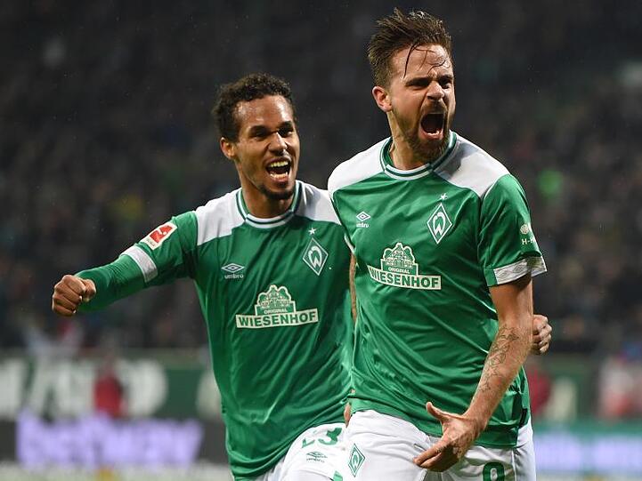 Joker Martin Harnik wird von Theodor Gebre Selassie (l) gefeiert.