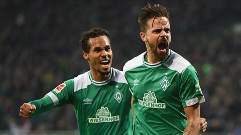 Joker Martin Harnik wird von Theodor Gebre Selassie (l) gefeiert.